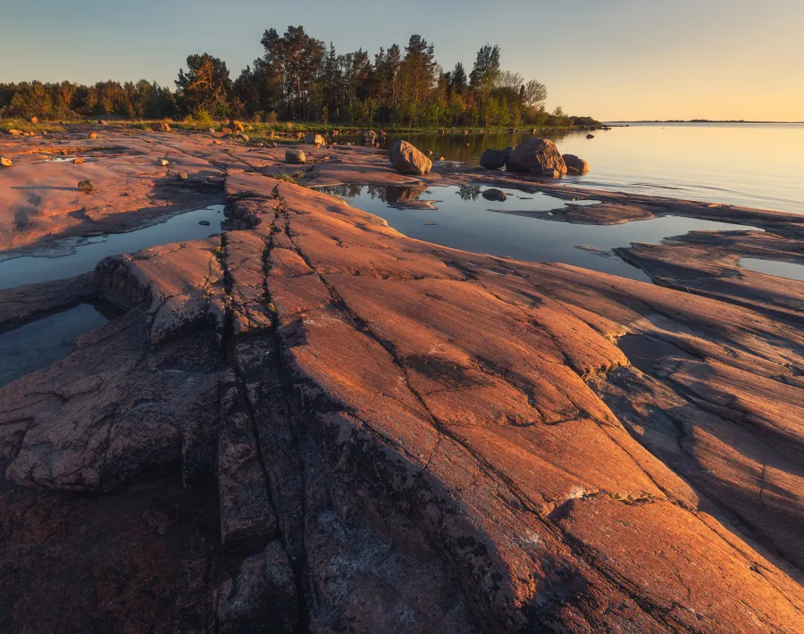 Röda berg vid havet
