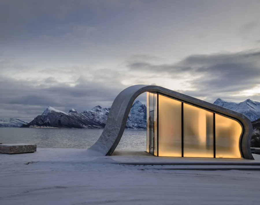 Glas and concrete house by the sea