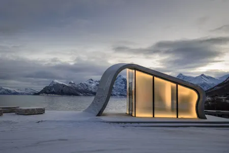 Glas and concrete house by the sea